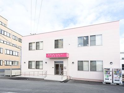 ピンクの建物の外観