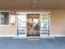 入り口と明るいエントランス