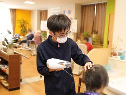 ケアを行う人の手元