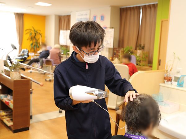 ケアを行う人の手元