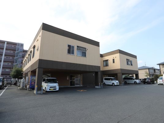 広々とした建物外観