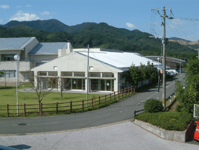 山に囲まれた外観