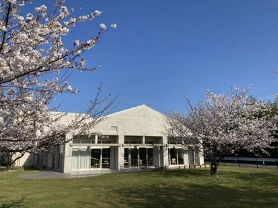 春の建物外観