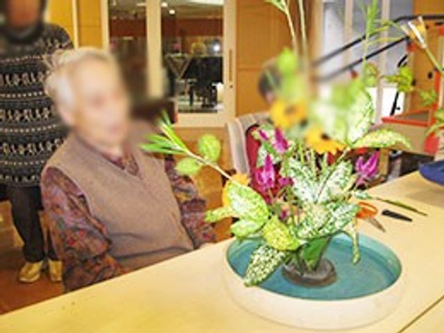 アレンジメント制作の様子 内観 自然の花を使ったアレンジメントを楽しめる空間です。リラックスして創作を楽しむことができます。