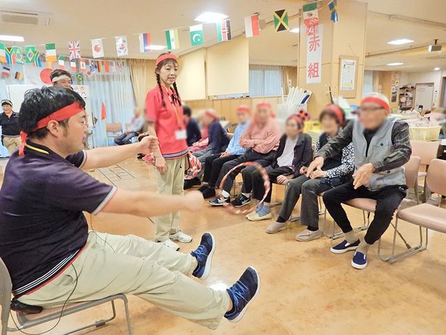 多目的室での活動 多目的室 多国籍の旗が飾られ、楽しい雰囲気の中で活動が行われています。リラックスした環境が魅力です。