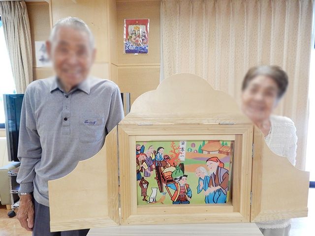 紙芝居を楽しむ様子 ラウンジ 紙芝居を楽しむラウンジです。和やかな雰囲気で、入居者同士の交流が深まります。