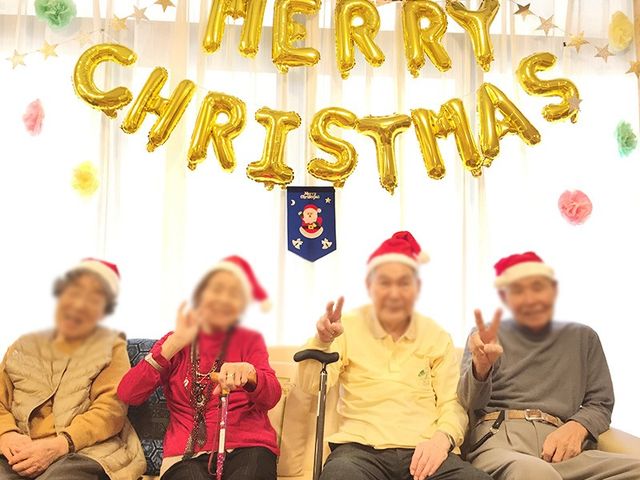 クリスマス装飾のラウンジ ラウンジ クリスマスの装飾で彩られた明るい空間です。利用者の方々がリラックスして楽しめる場所です。