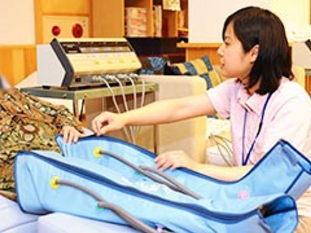 機能訓練を行う様子 機能訓練室 専門スタッフが利用者の体のケアを行う場面です。個別指導が可能な施設環境が整っています。