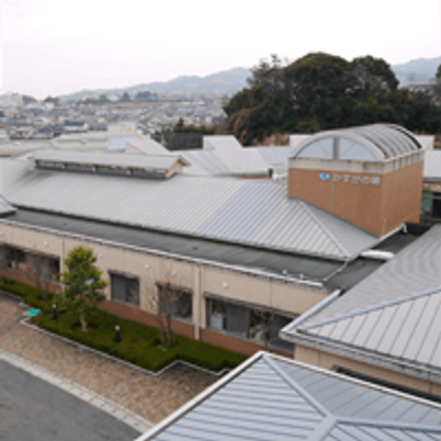 広い建物の外観