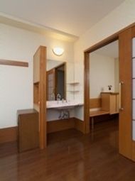 居室の洗面台と入口