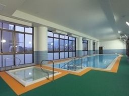 広々としたリハビリ用プール