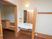 居室内に洗面台が設置されており、前の壁には鏡があり、左側には物を置ける小さな棚が２か所に取り付けられている。