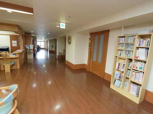 広々とした明るい廊下