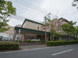 緑豊かな建物外観