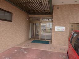 明るい施設のエントランス