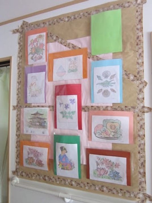 展示された絵画の廊下  