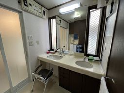 清潔な洗面台と窓