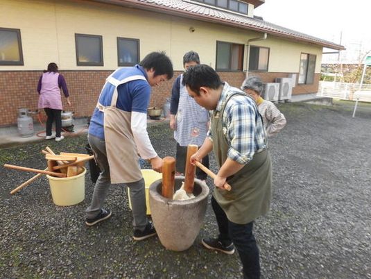 屋外で餅つきをする様子