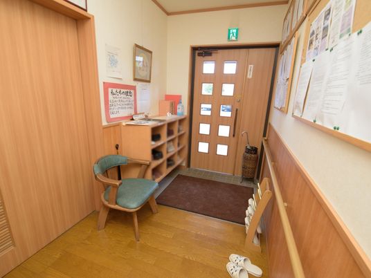 玄関の椅子と掲示板