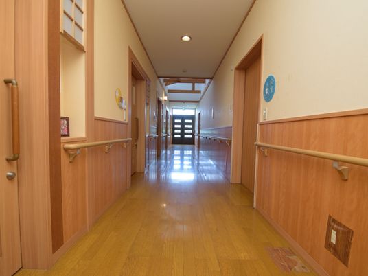 清潔感ある広々廊下