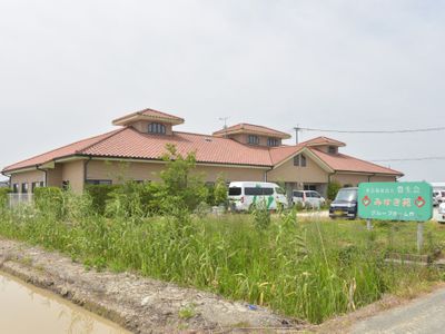 施設の外観と看板