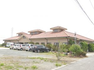 茶色い屋根の建物外観