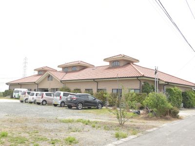 茶色い屋根の建物外観