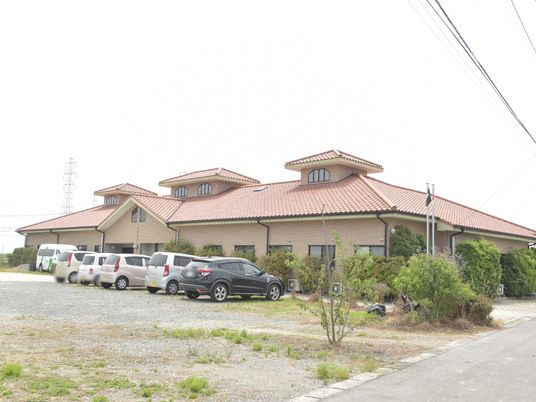 茶色い屋根の建物外観