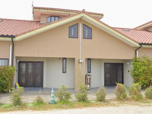 落ち着いた色の建物外観