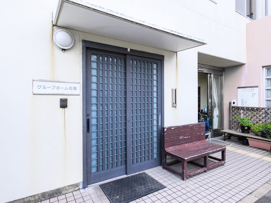 ゆったり座れるベンチのエントランス