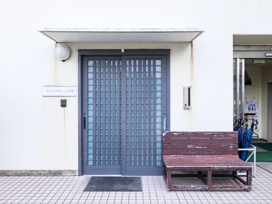 エントランスとベンチ