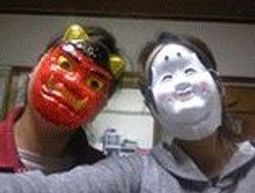 お面を付けた二人組