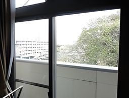 窓から見る明るい景観