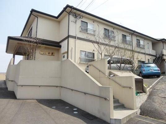 外観と駐車場の建物  