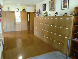 明るい廊下と郵便受け