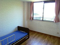 清潔なベッドのある居室