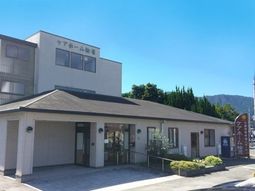 青空と施設の外観