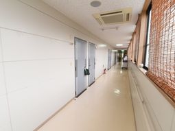 清潔な廊下と窓