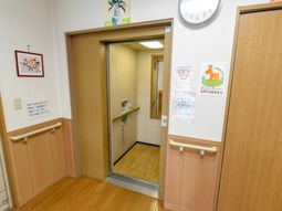 廊下と開いた扉の様子