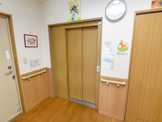 廊下のエレベーター入口 