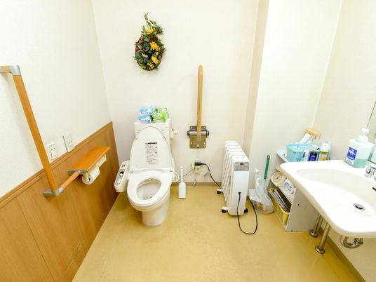  バリアフリーのトイレの一室 