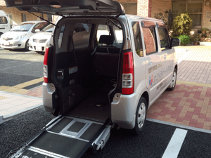 車いす用スロープの送迎車  