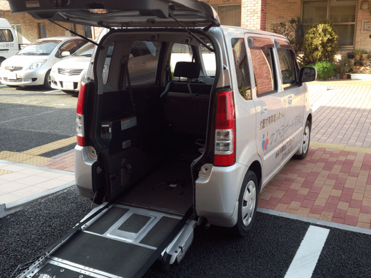 車いす用スロープの送迎車  