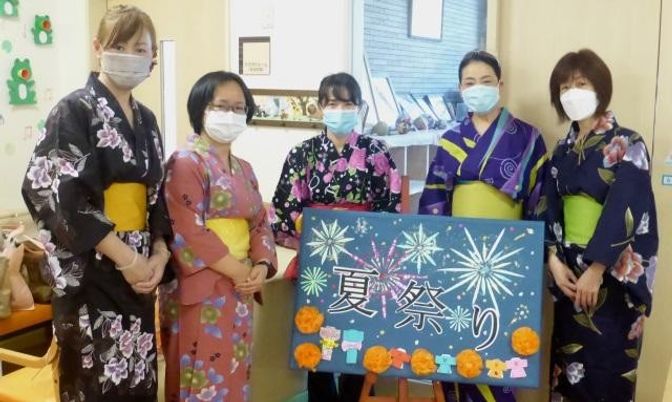 和服姿のスタッフと掲示物