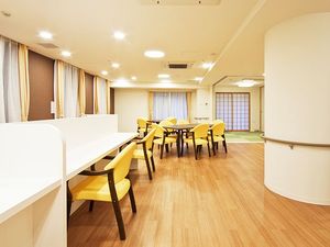 明るい食堂の様子  