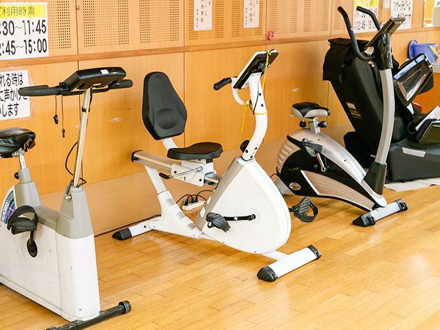 フィットネス機器のある室内 機能訓練室 リハビリに適したトレーニング機器が整った空間です。年齢を問わず、健康維持が期待できます。