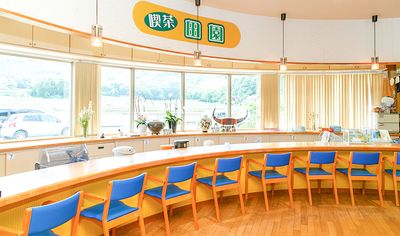 大きな窓のあるダイニングルーム