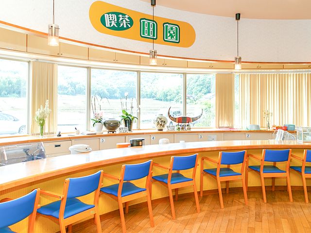 大きな窓のあるダイニングルーム ダイニングルーム 木の温もりを感じる丸いテーブルのスペースです。窓から光が差し込む明るい場所で、過ごしやすさを実感できます。