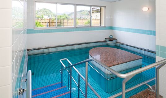 自然光が差し込む浴室