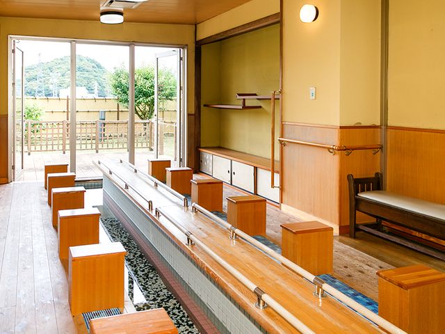 自然光が入る浴室 浴室 広々とした明るい空間の中で、木の温もりを感じながらリラックスできます。